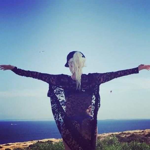 Wanda, in silouette velata sullo sfondo del mare e del cielo di Ibiza (da Instagram)